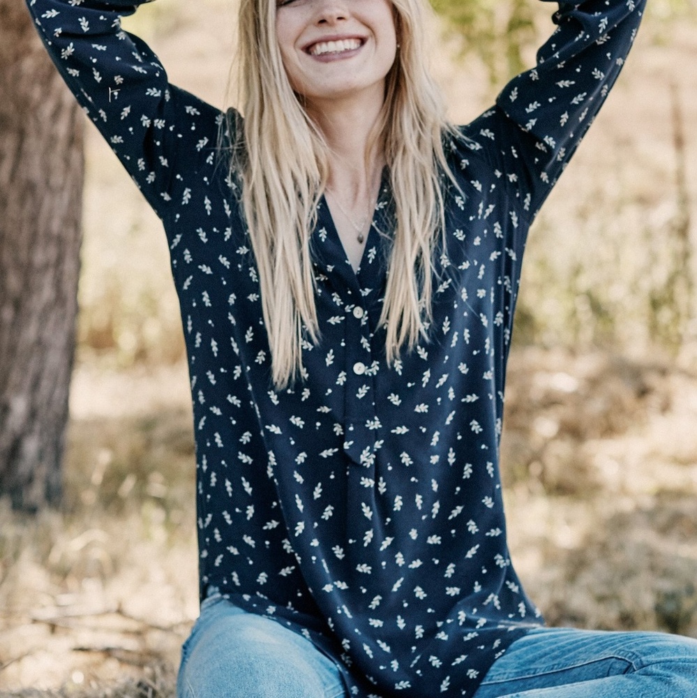 ISO Amour Vert Amy Blouse in Navy Willow Print